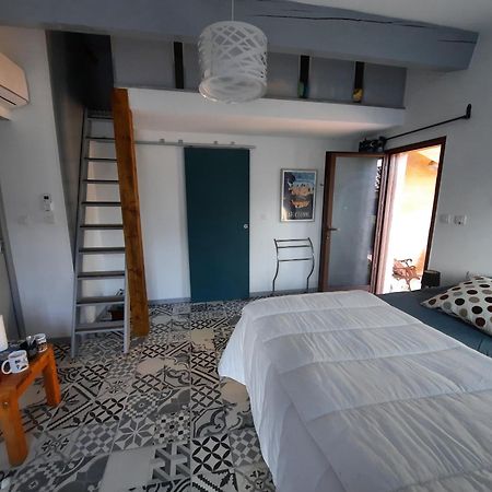Le Lodge Des Chenes Brousses-et-Villaret Exterior foto