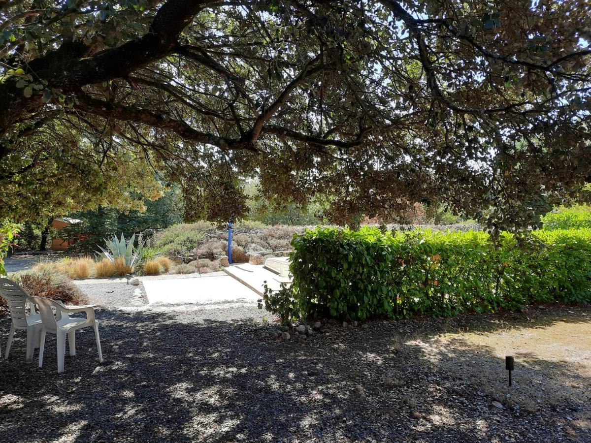 Le Lodge Des Chenes Brousses-et-Villaret Exterior foto
