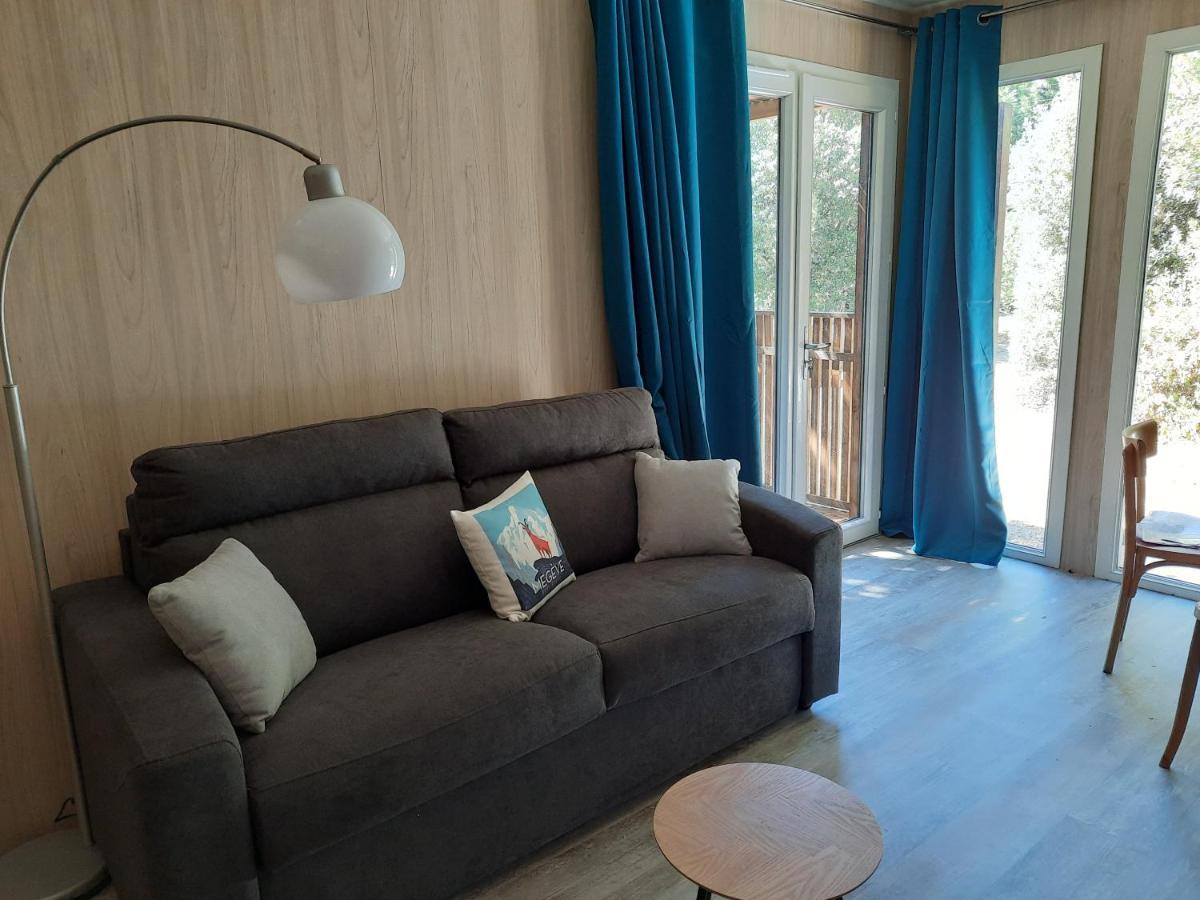Le Lodge Des Chenes Brousses-et-Villaret Exterior foto