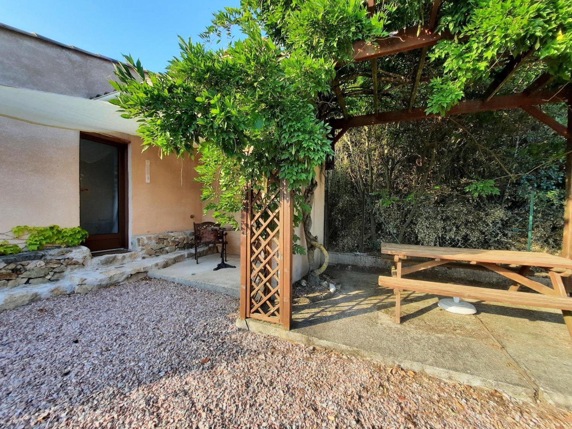 Le Lodge Des Chenes Brousses-et-Villaret Exterior foto
