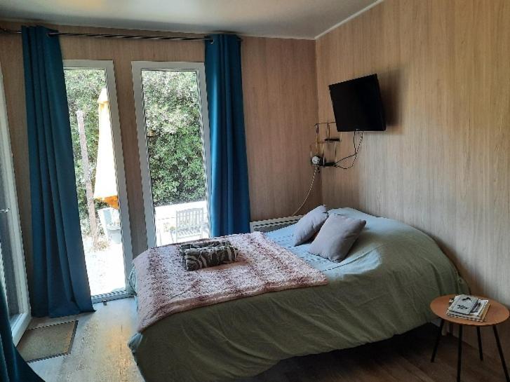 Le Lodge Des Chenes Brousses-et-Villaret Habitación foto