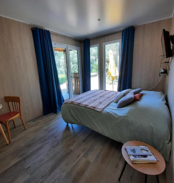 Le Lodge Des Chenes Brousses-et-Villaret Exterior foto